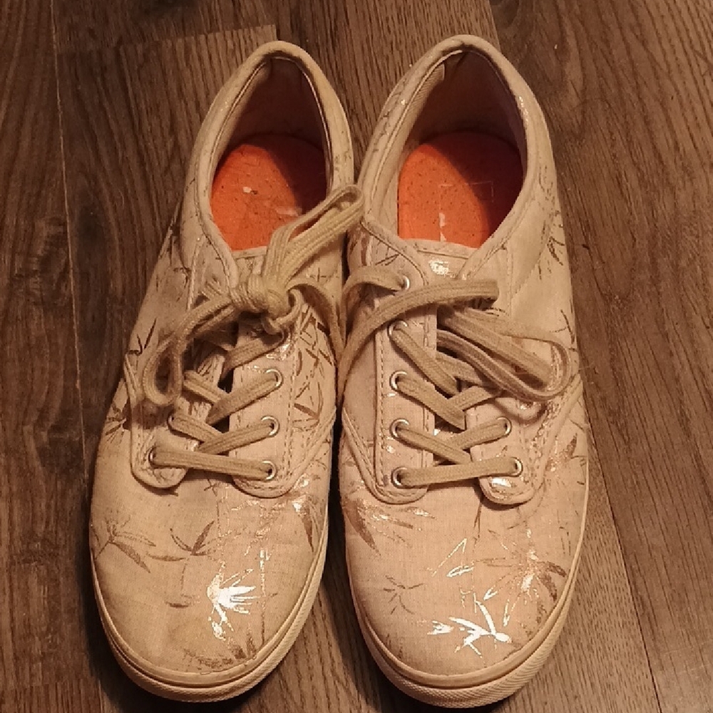 Vans Tan Low-Top Sneakers with Star Embroidery